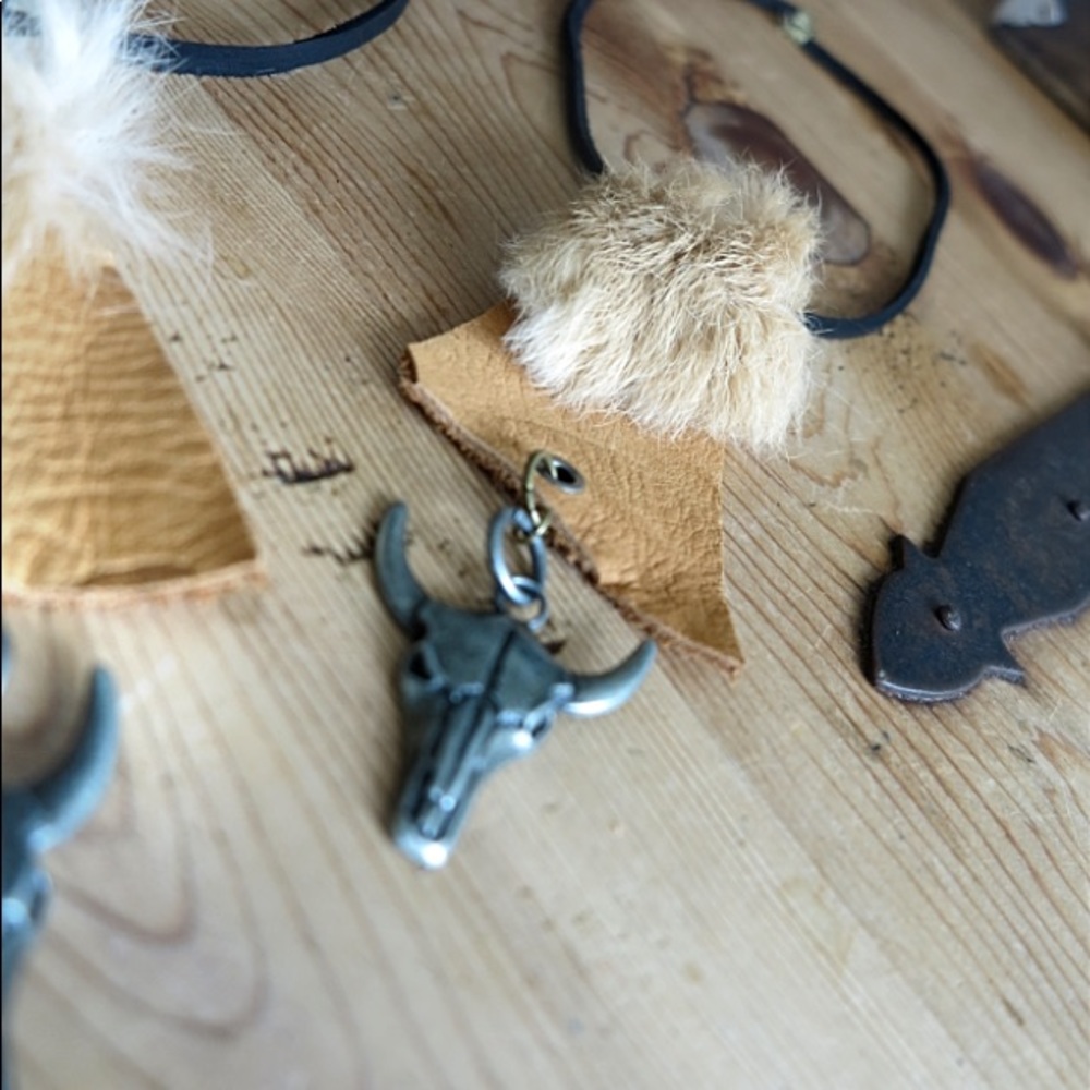 //RESERVED// Upcycled rabbit hide/leather necklace - Picture 3 of 6